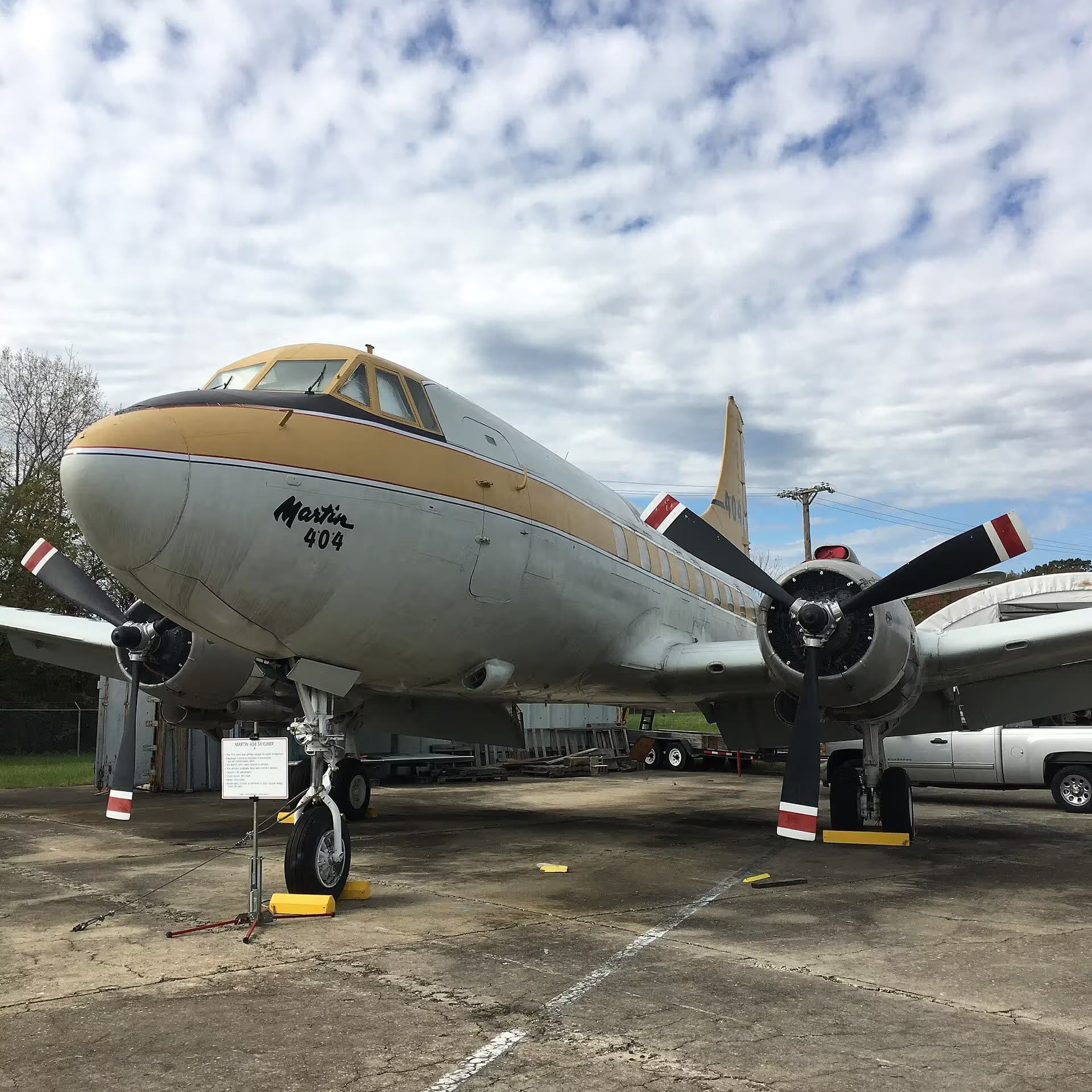 Unidentified — Twin-engine aircraft