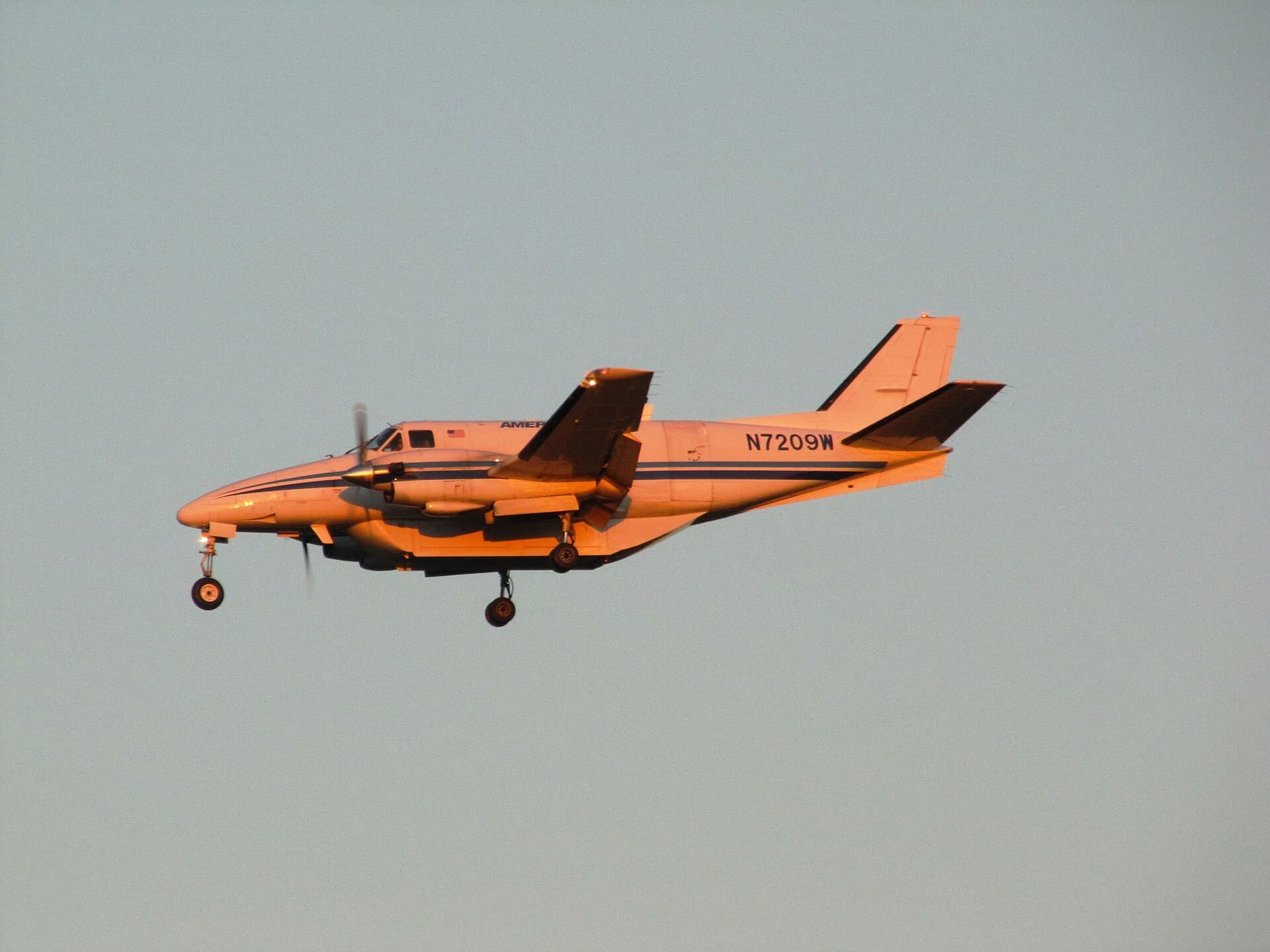 N7209W — Twin-engine aircraft