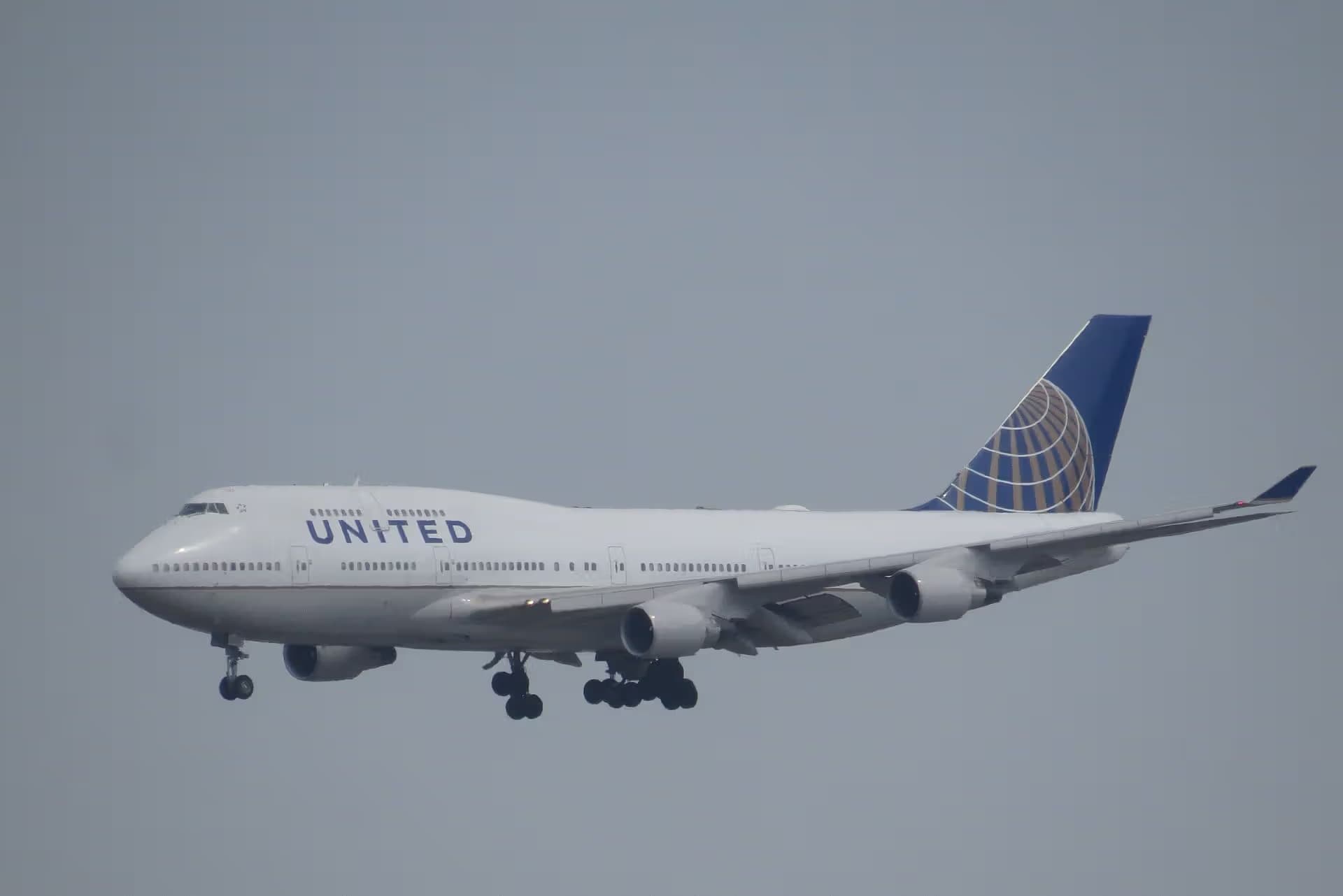 N104UA — Boeing