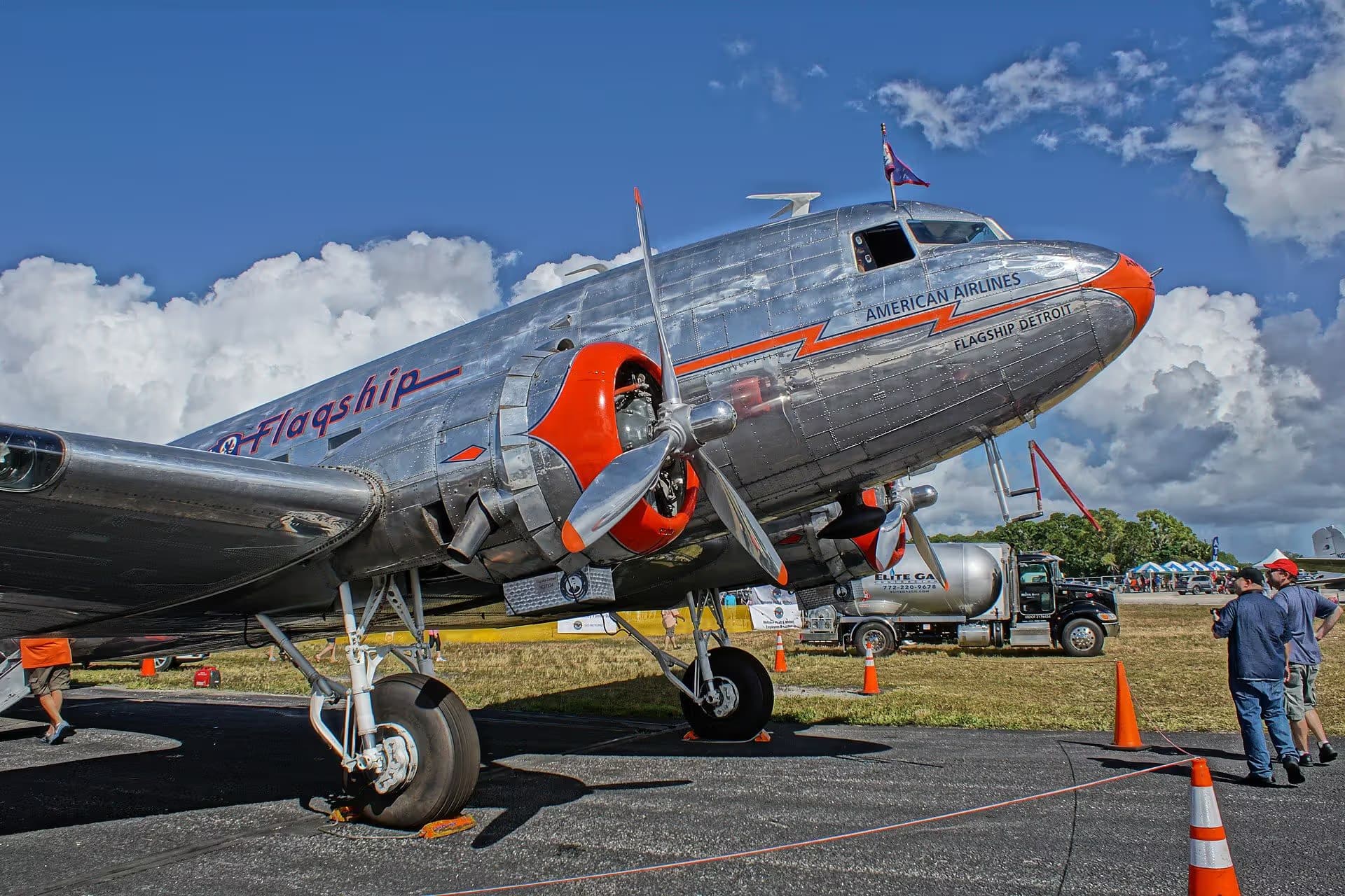 Unidentified — Twin-engine aircraft