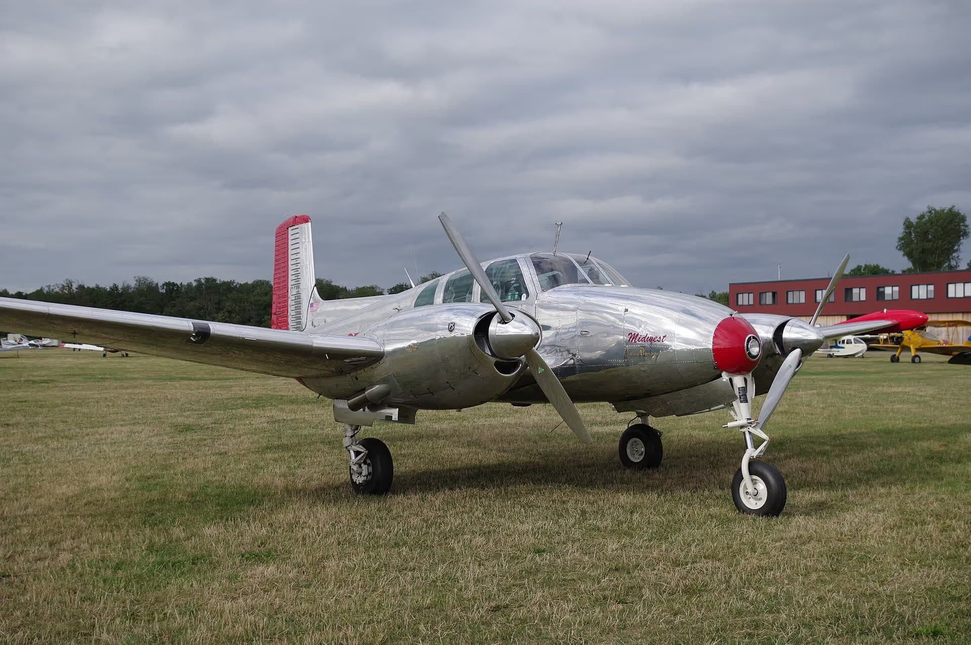 N3670B — Twin-engine aircraft