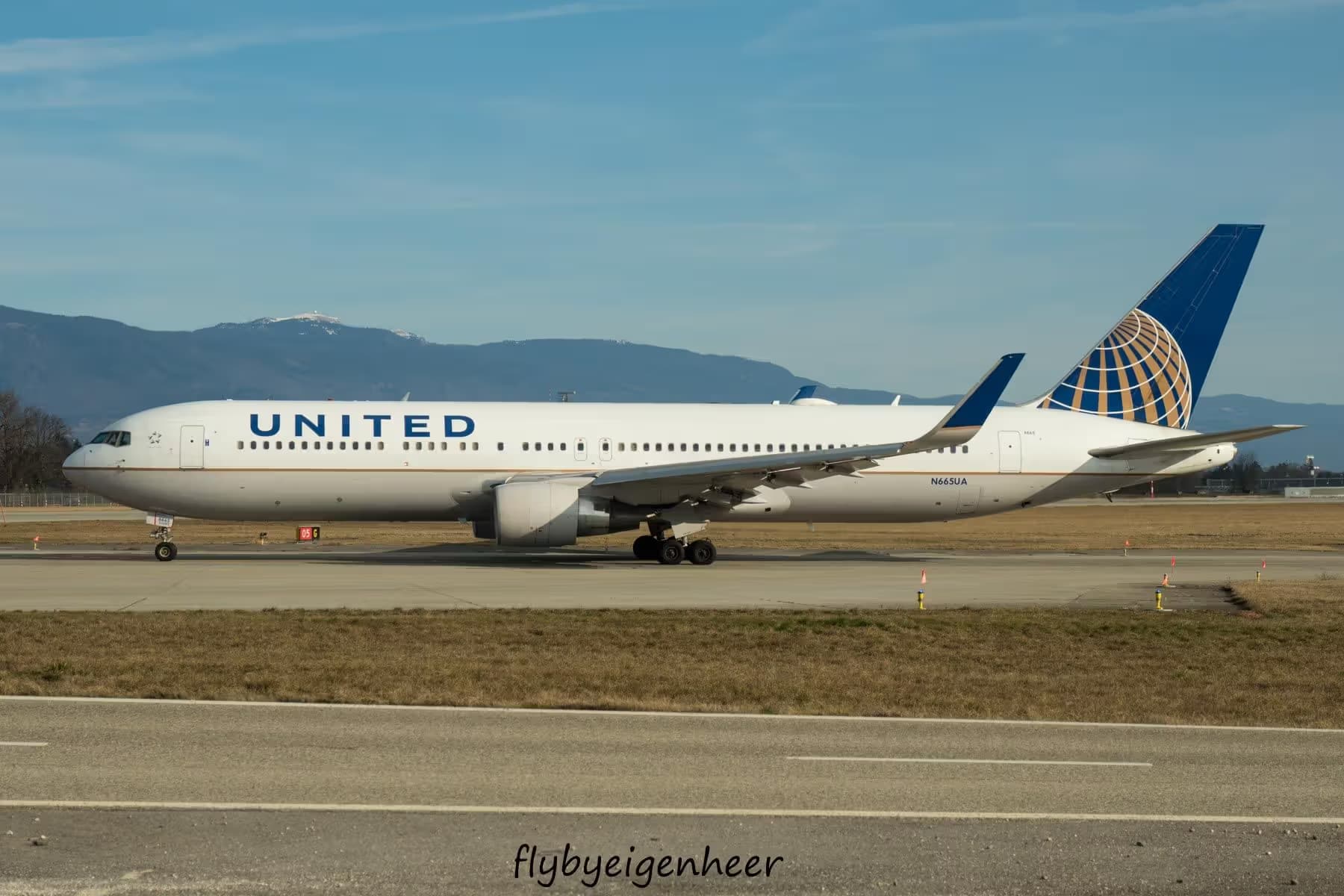 N665UA — Twin-engine aircraft