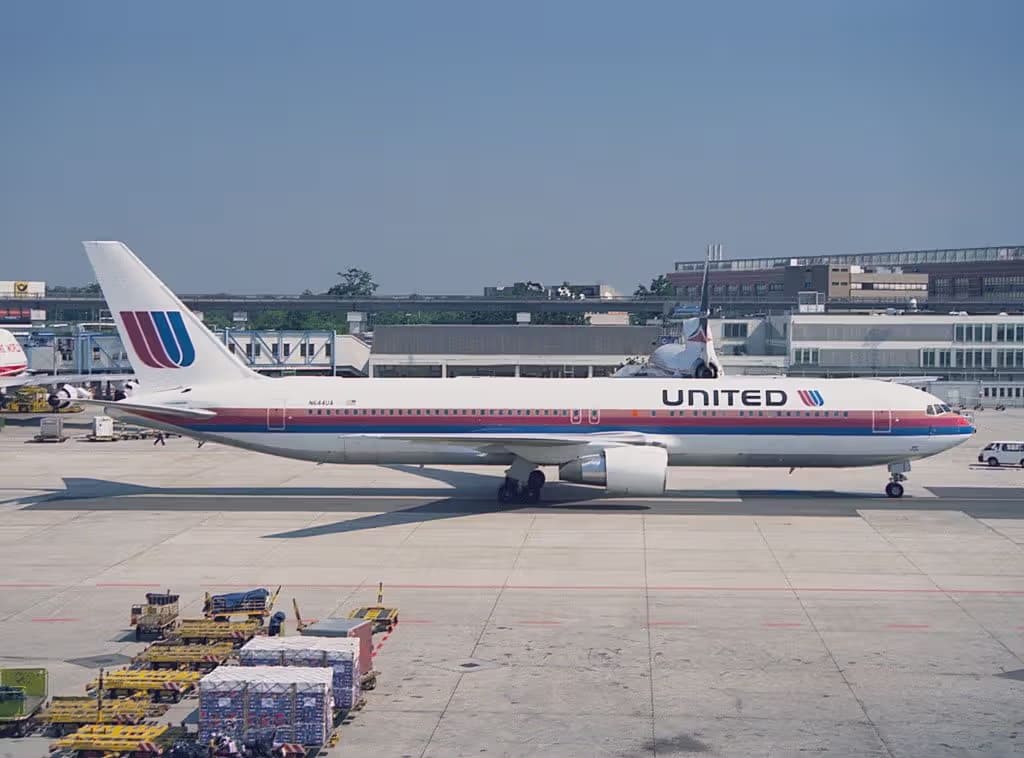 N644UA — Twin-engine aircraft