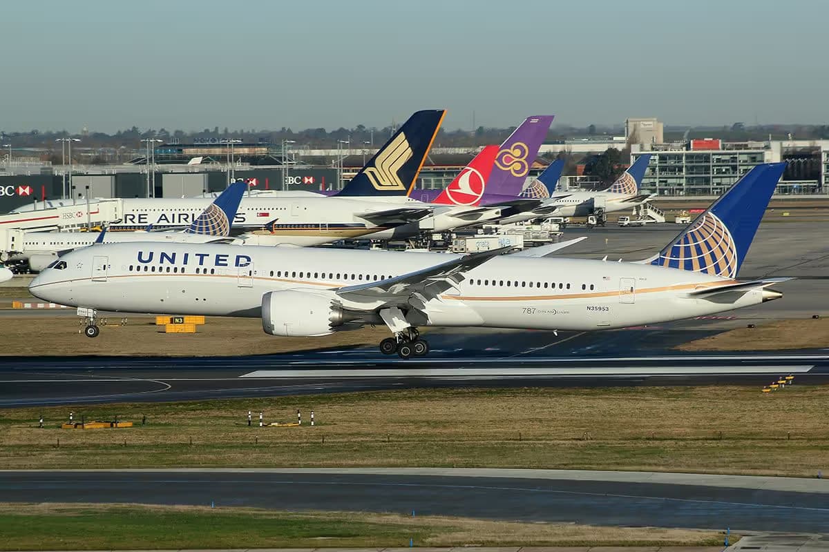 N35953 — Twin-engine aircraft