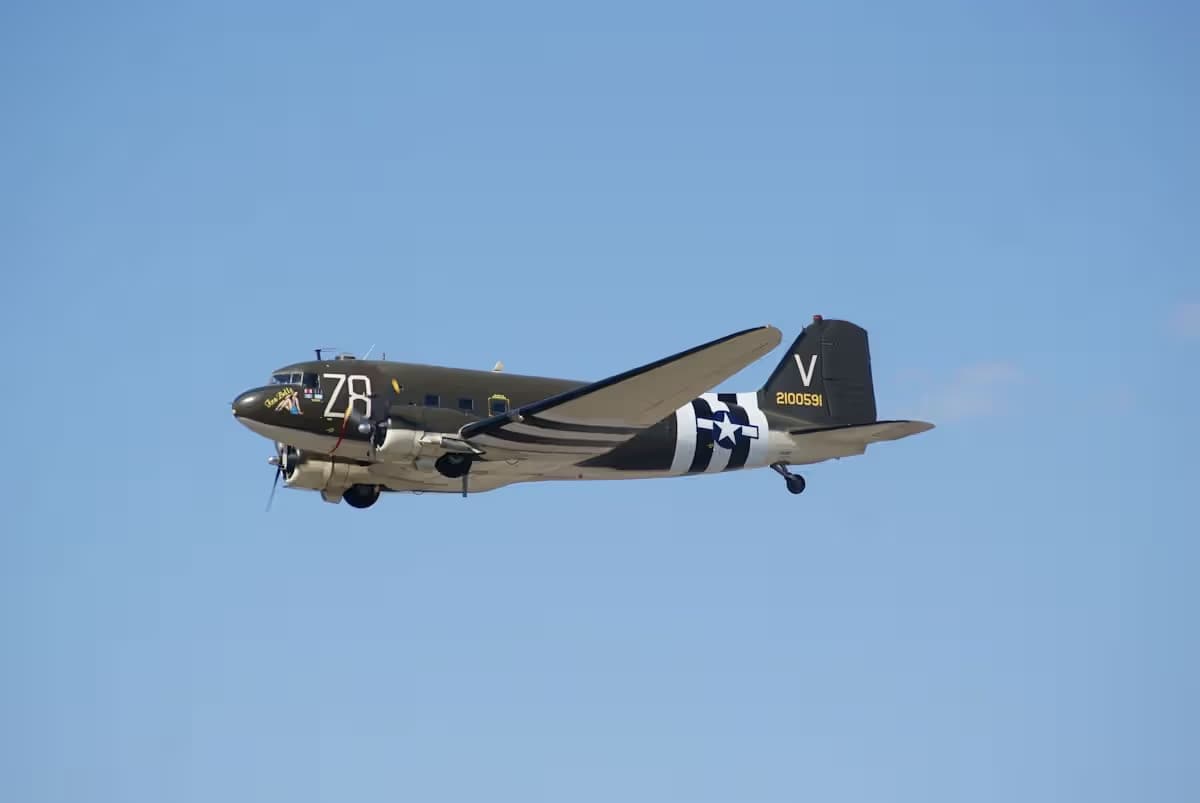 Unidentified — Twin-engine aircraft