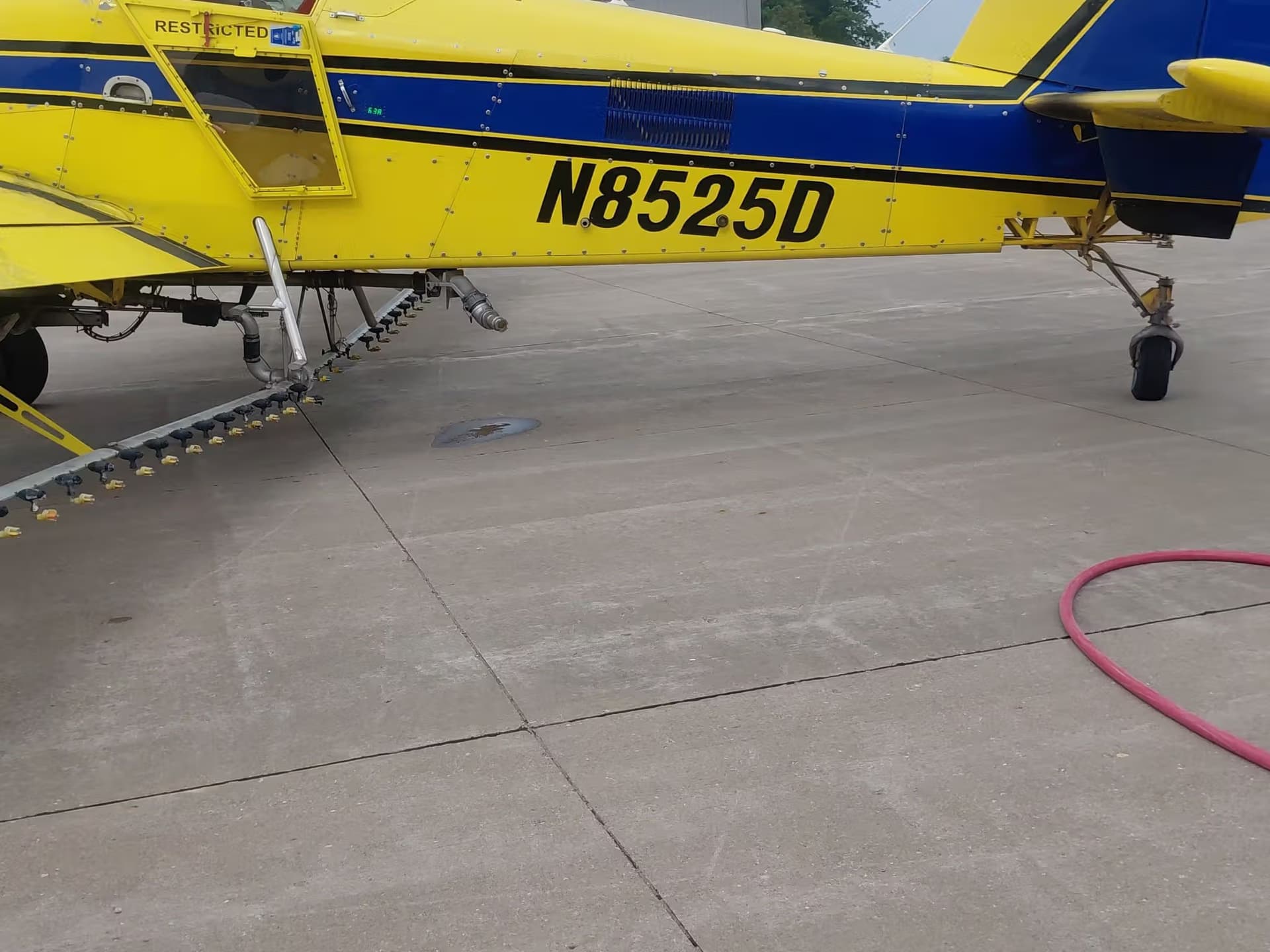 N8525D — Air Tractor AT-802A at Muscatine Municipal Airport