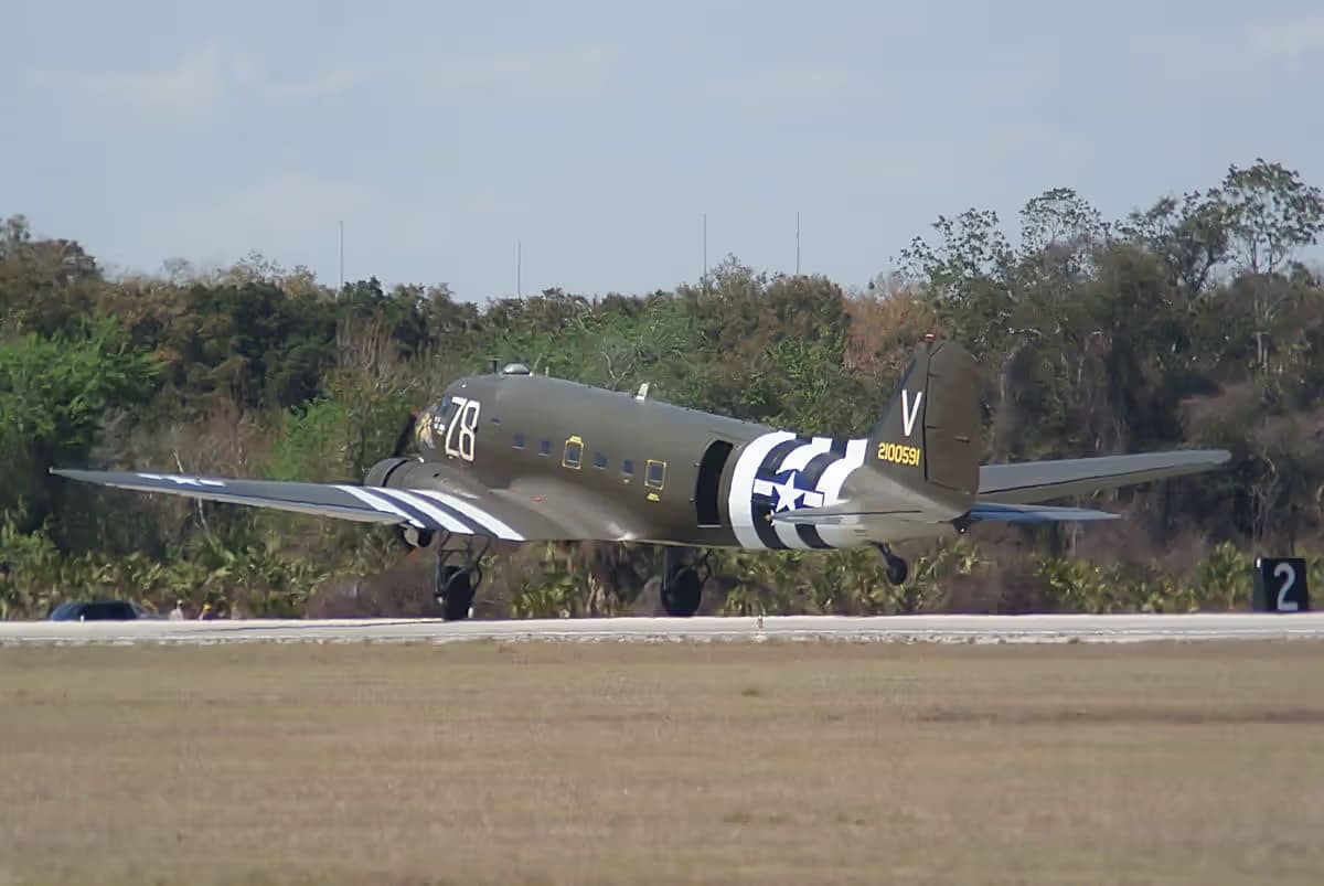 Unidentified — Twin-engine aircraft