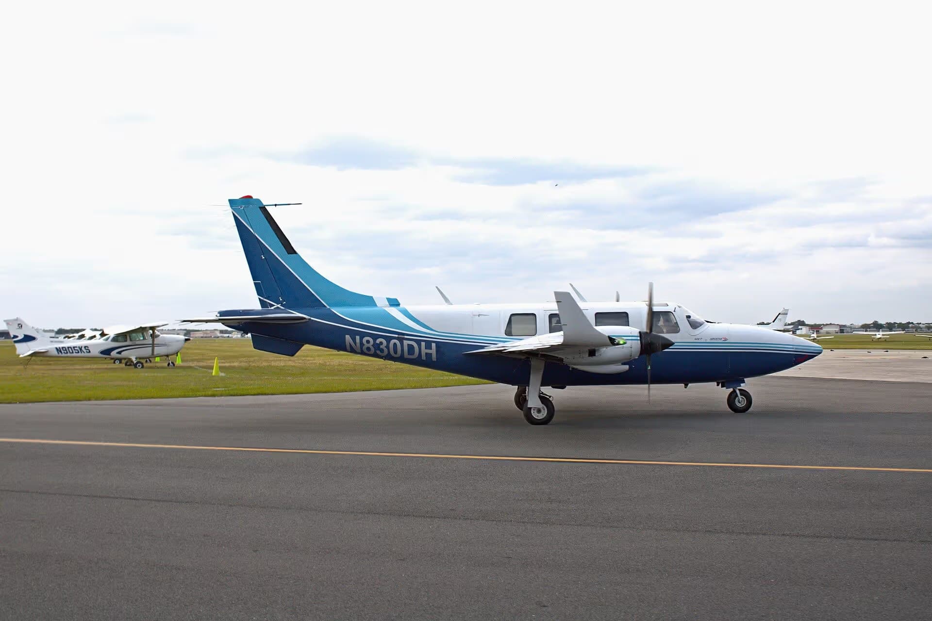N830DH — Twin-engine aircraft