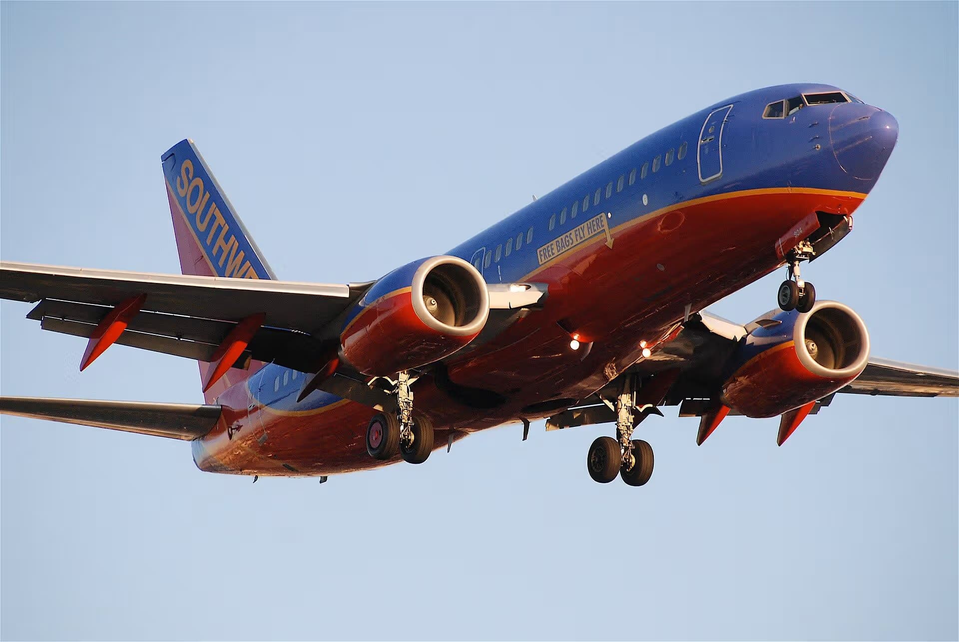 N904WN — Twin-engine aircraft