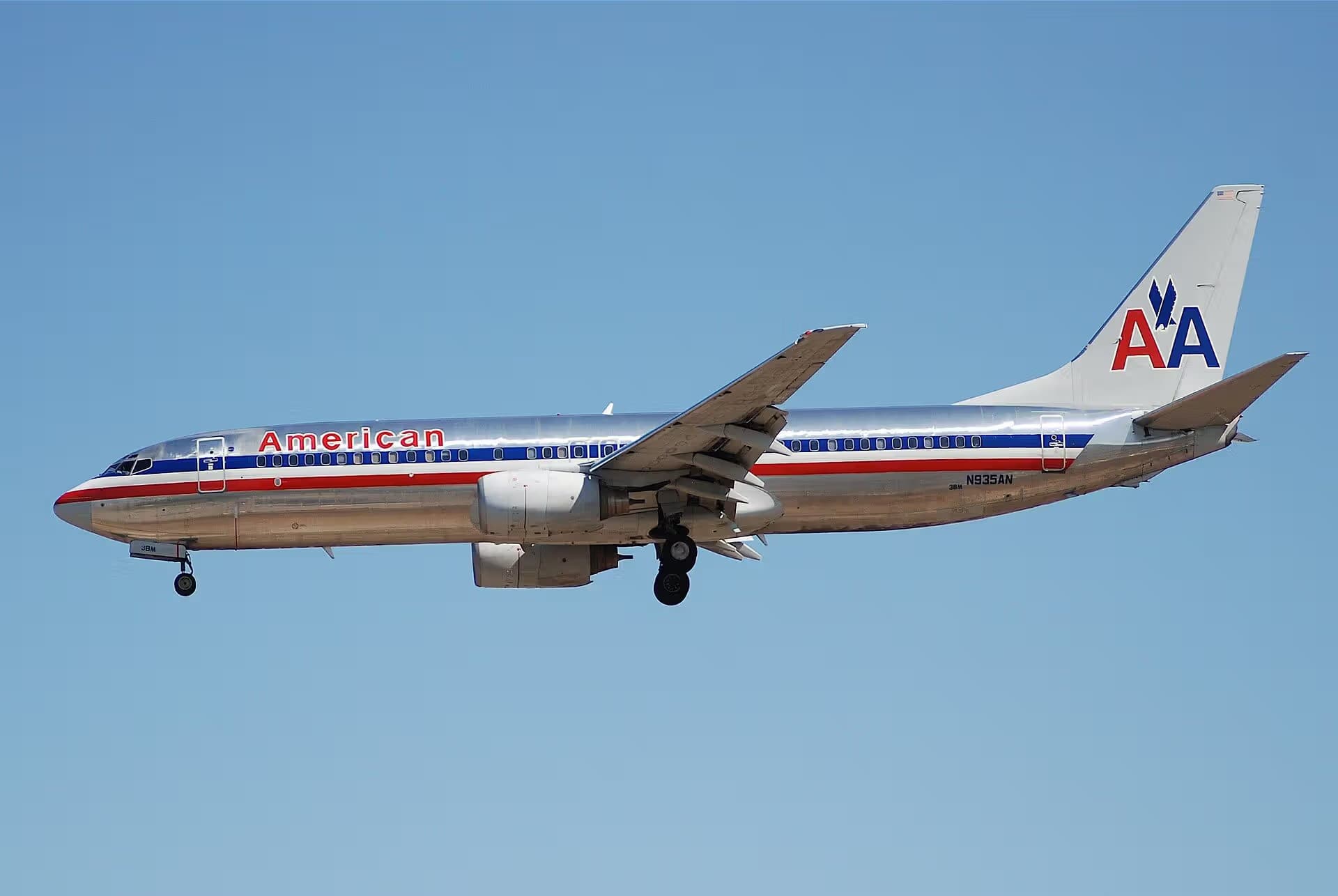 N935AN — Twin-engine aircraft