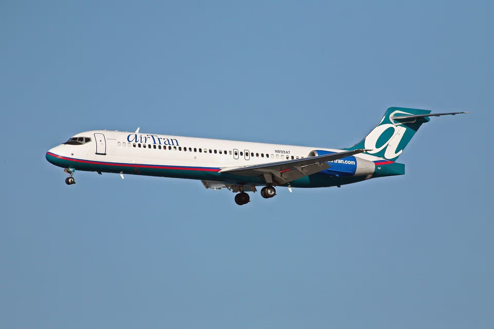 N899AT — Twin-engine aircraft
