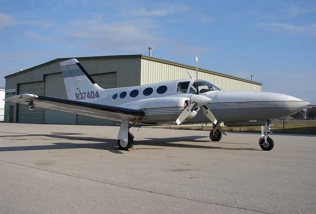 N37404 — Twin-engine aircraft