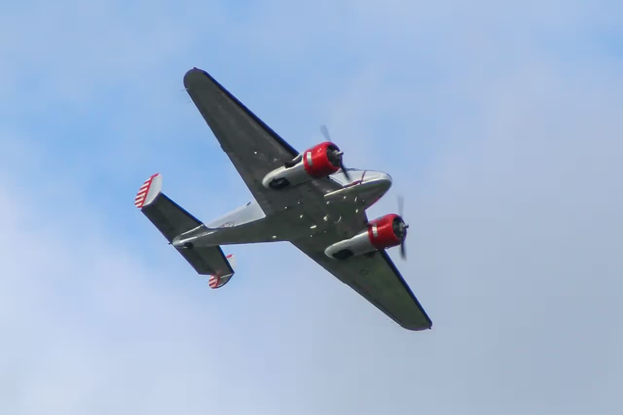 N21FS — Twin-engine aircraft