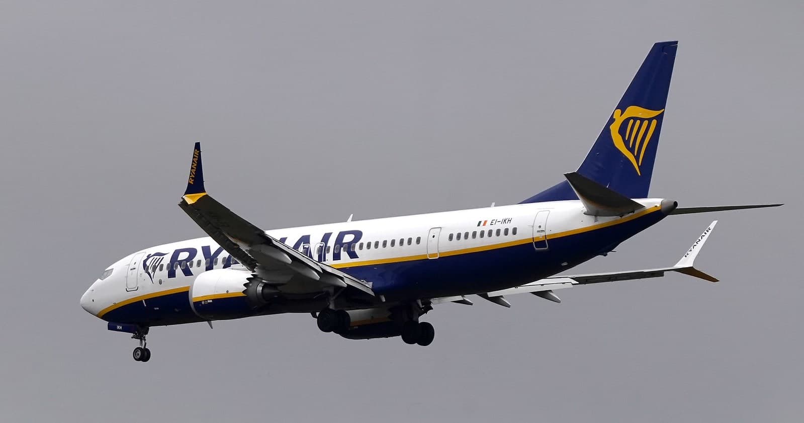 EI-IKH — Twin-engine aircraft