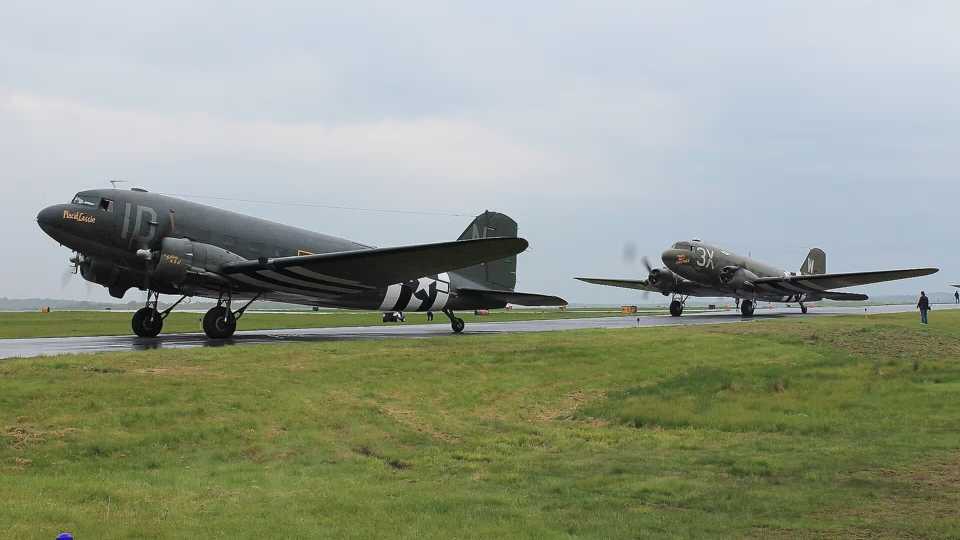 Unidentified — Twin-engine aircraft