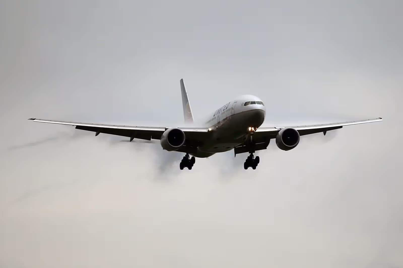 N773UA — Twin-engine aircraft