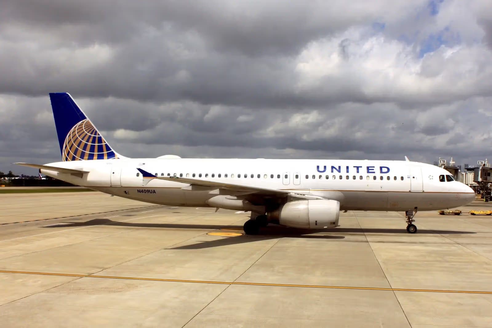 N409UA — Twin-engine aircraft