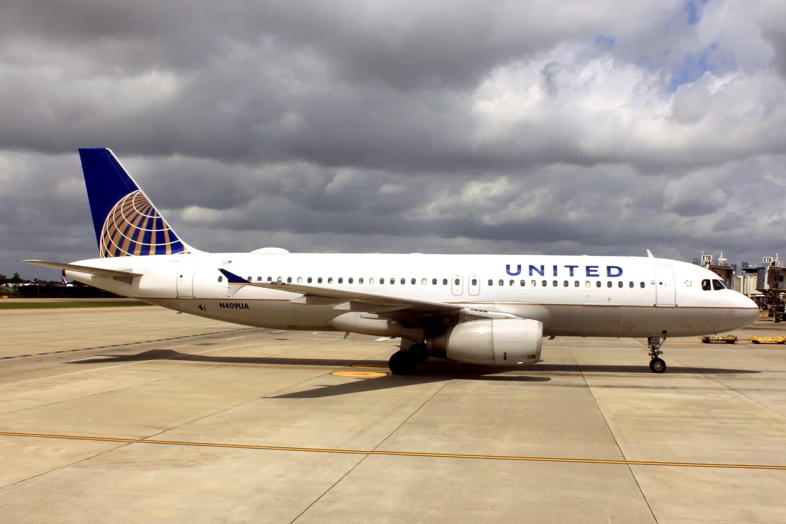 N409UA — Twin-engine aircraft