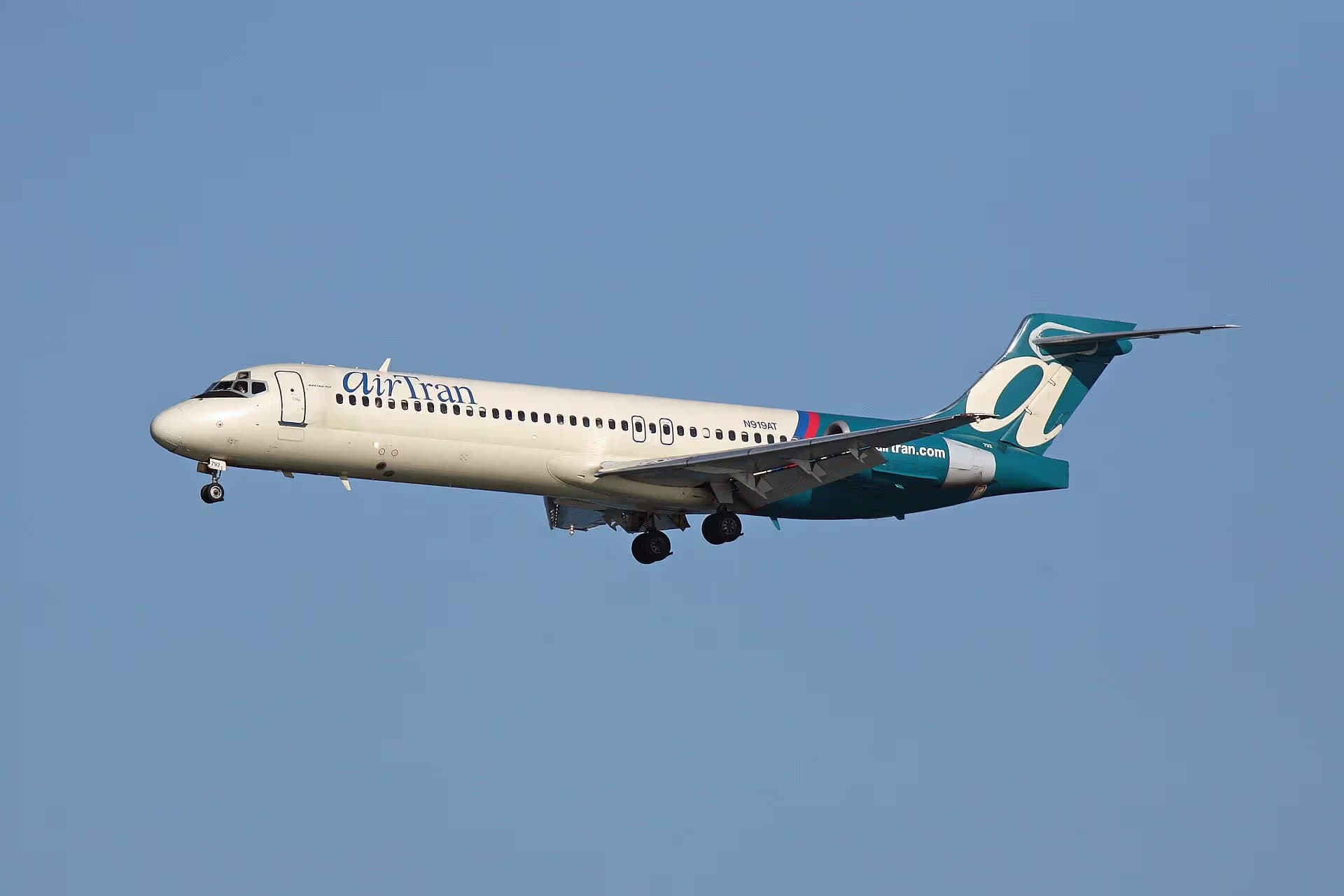 N919AT — Twin-engine aircraft