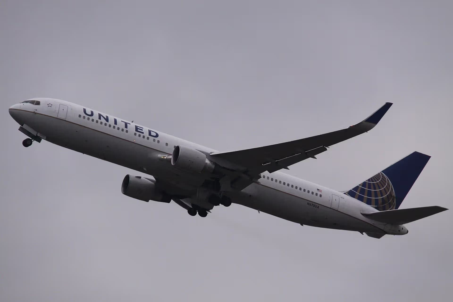 N670UA — Twin-engine aircraft