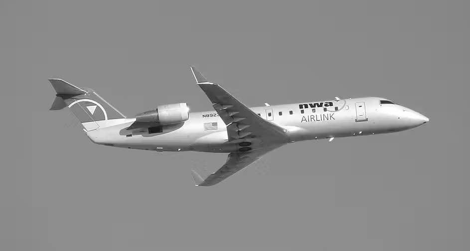 N8923A — Twin-engine aircraft