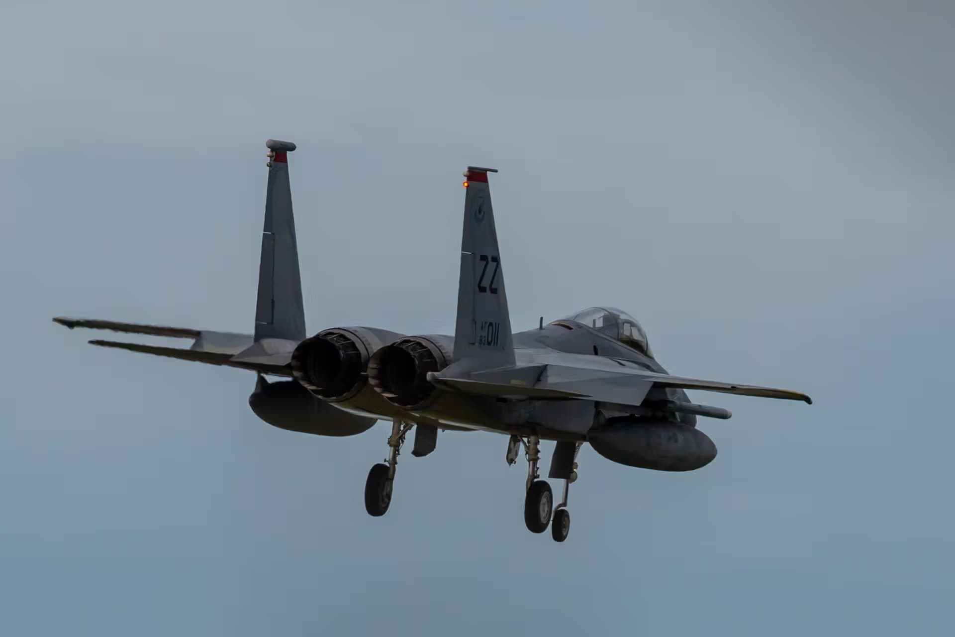 Unidentified — Twin-engine aircraft