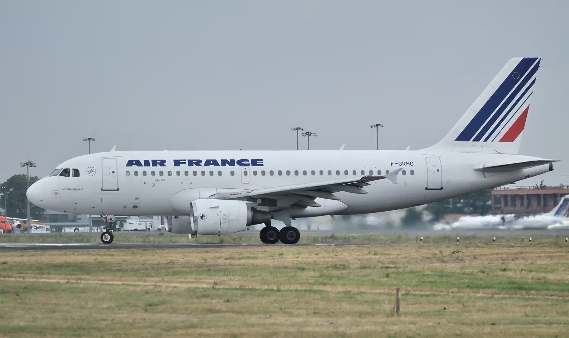F-GRHC — Twin-engine aircraft