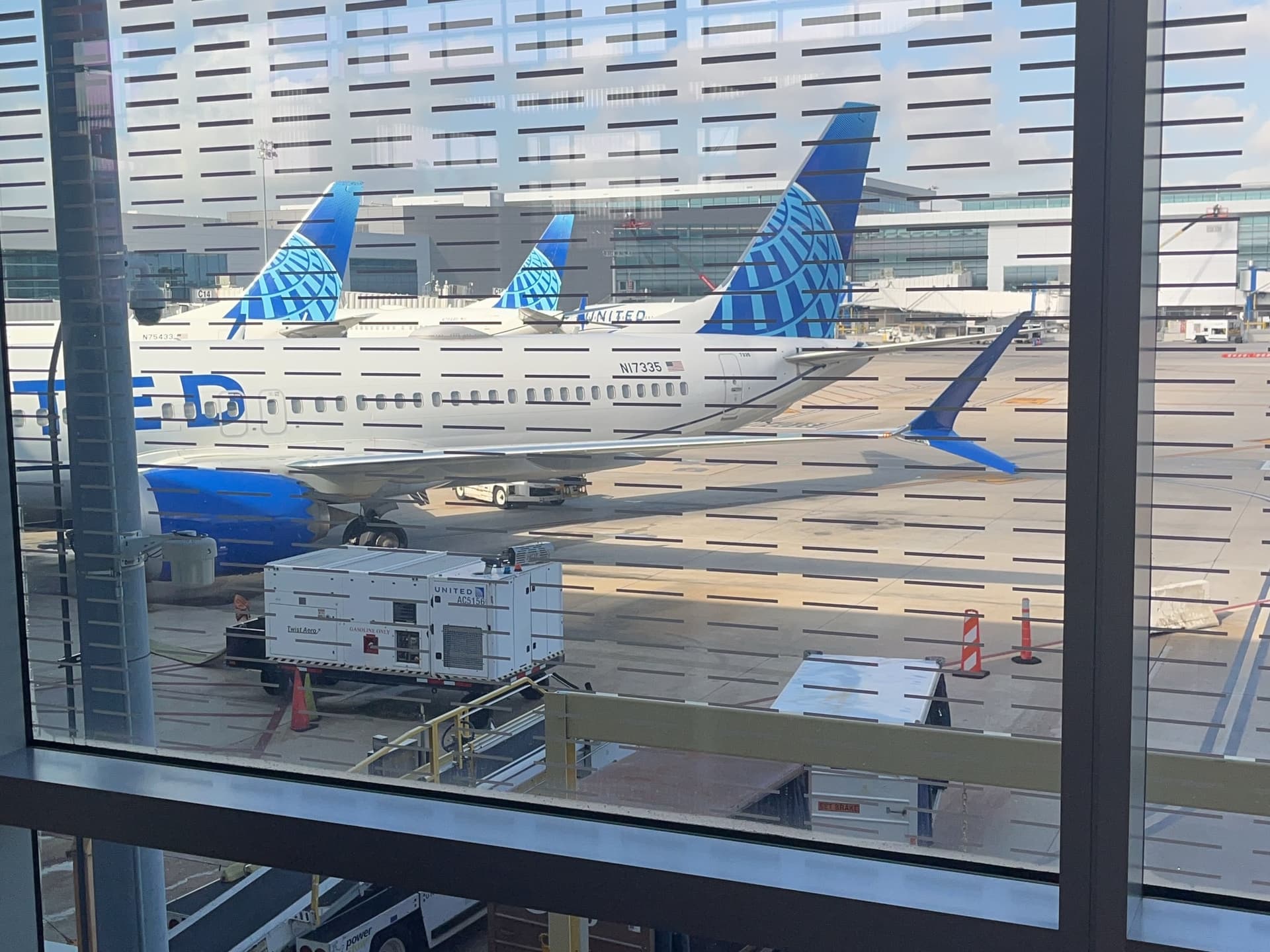 N17335 — Boeing 737-8