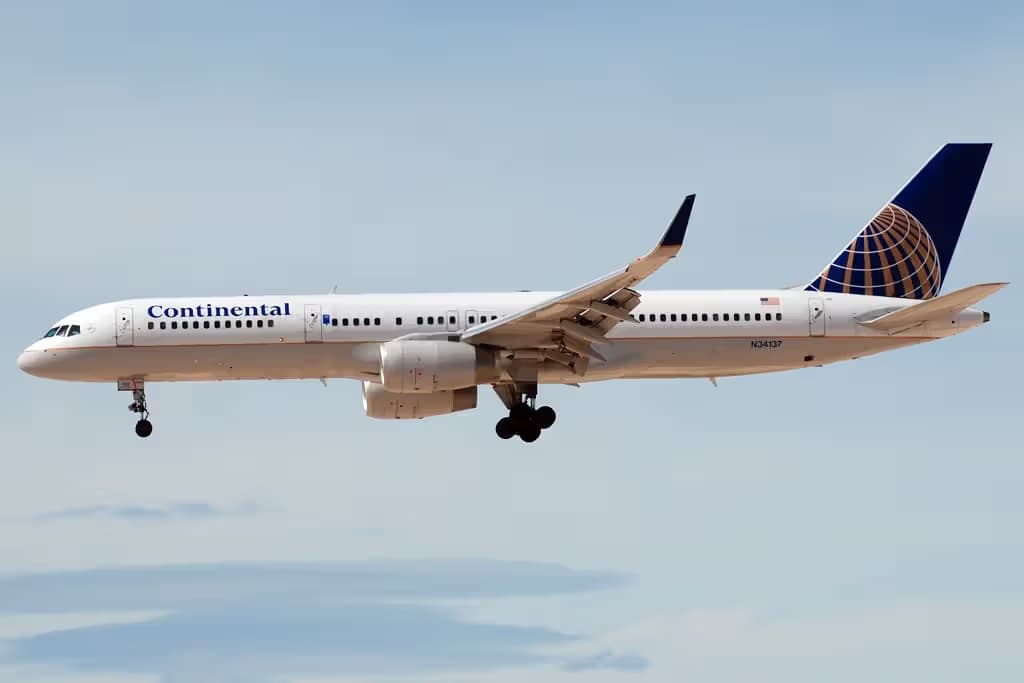 N34137 — Boeing