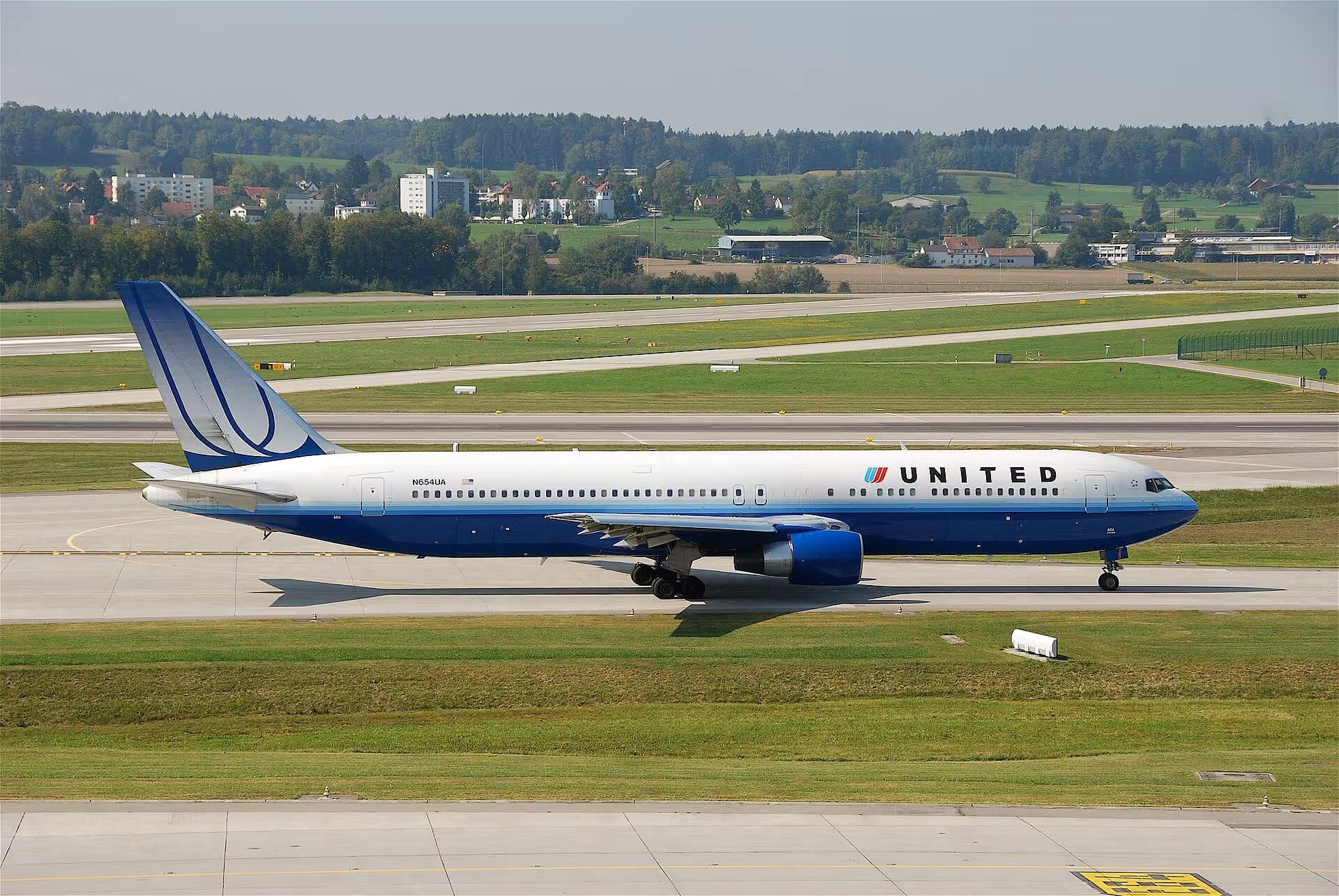 N654UA — Twin-engine aircraft