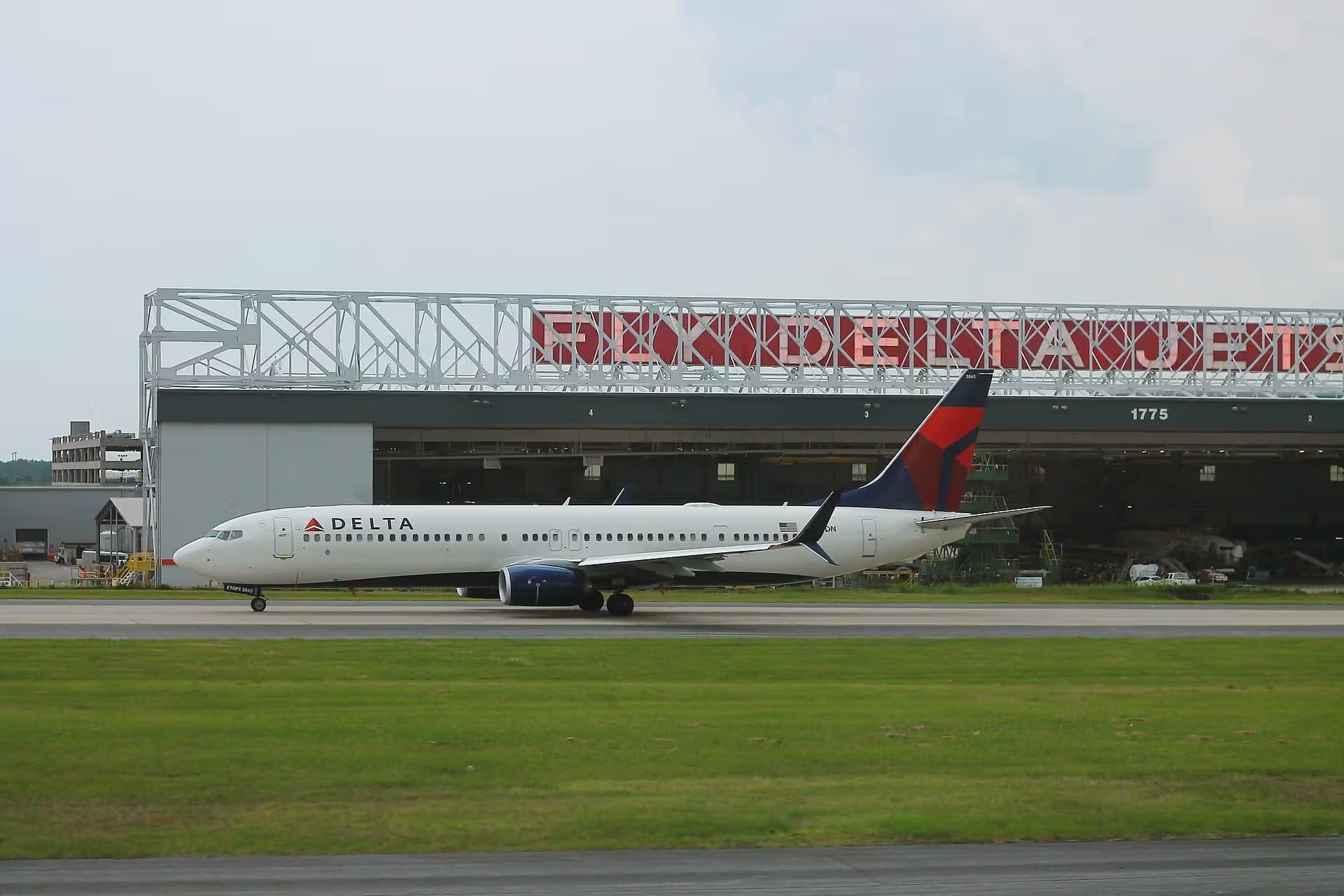 N865DN — Twin-engine aircraft
