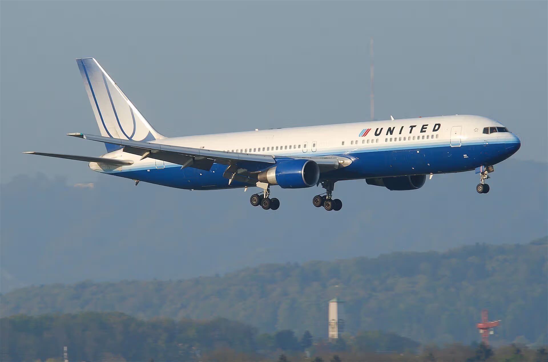 N651UA — Twin-engine aircraft