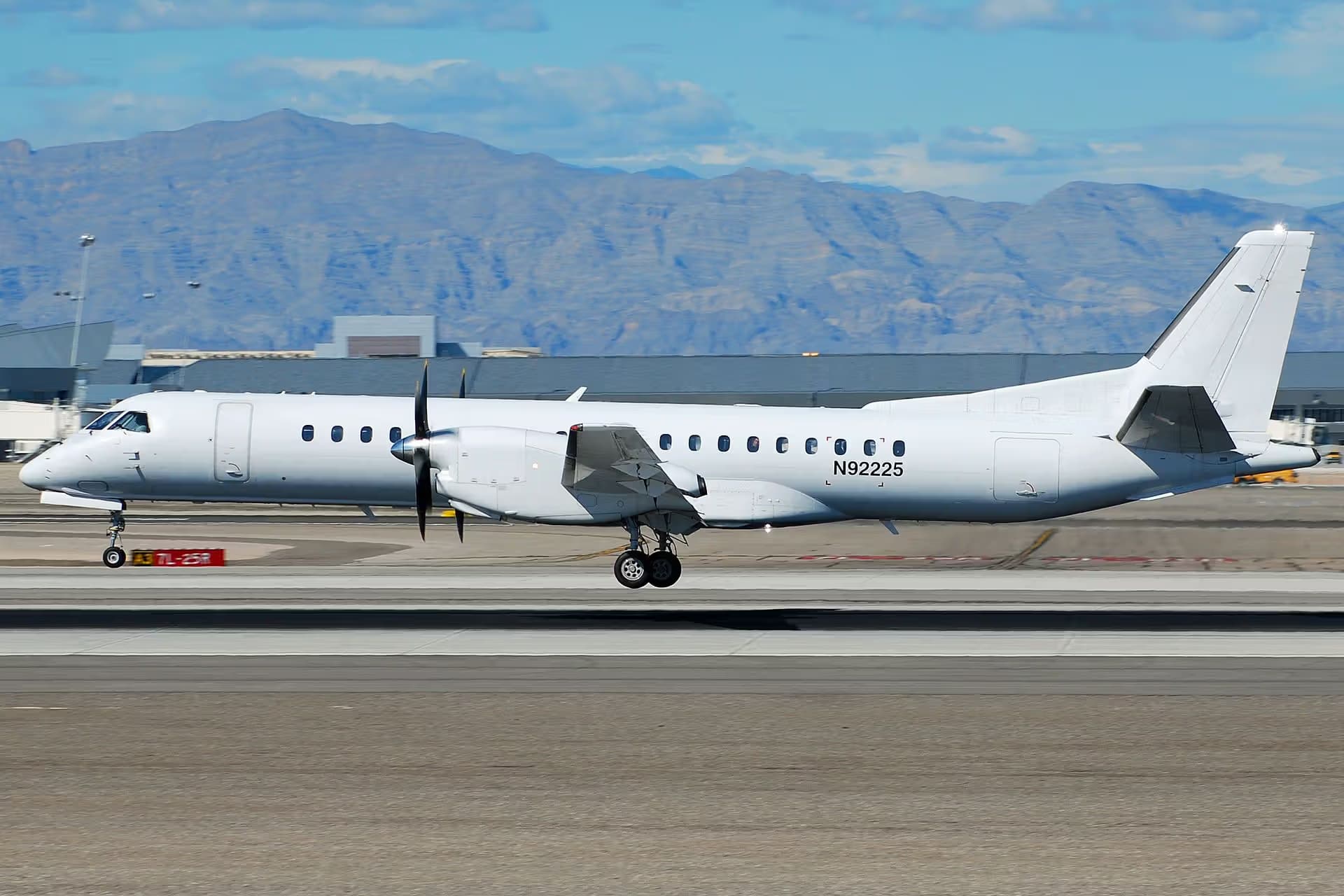 N92225 — Twin-engine aircraft