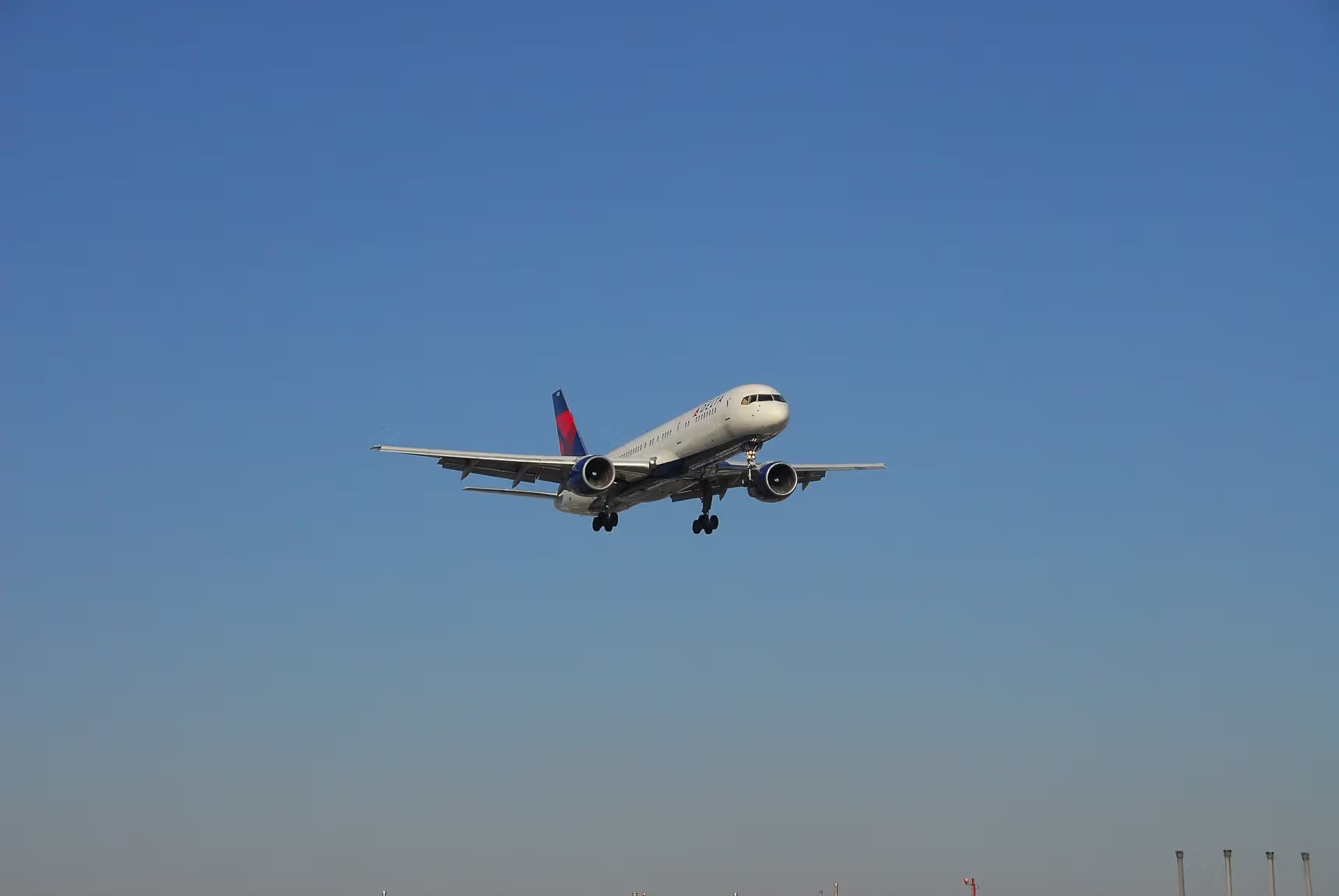N652DL — Twin-engine aircraft