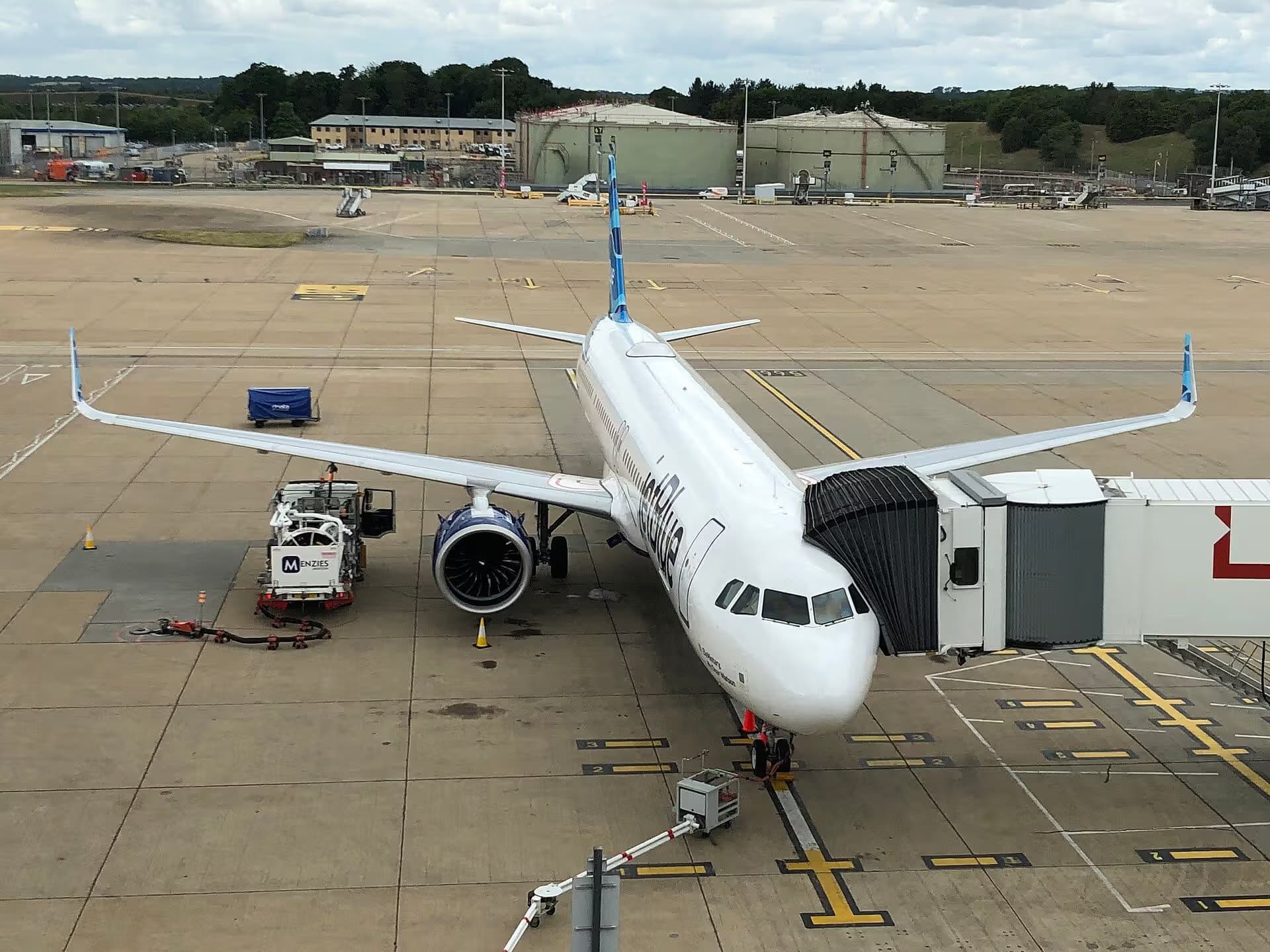 N4064J — Twin-engine aircraft