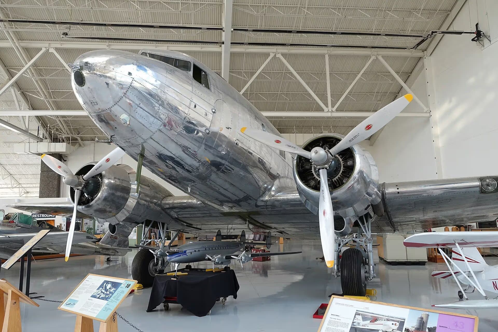 Unidentified — Twin-engine aircraft