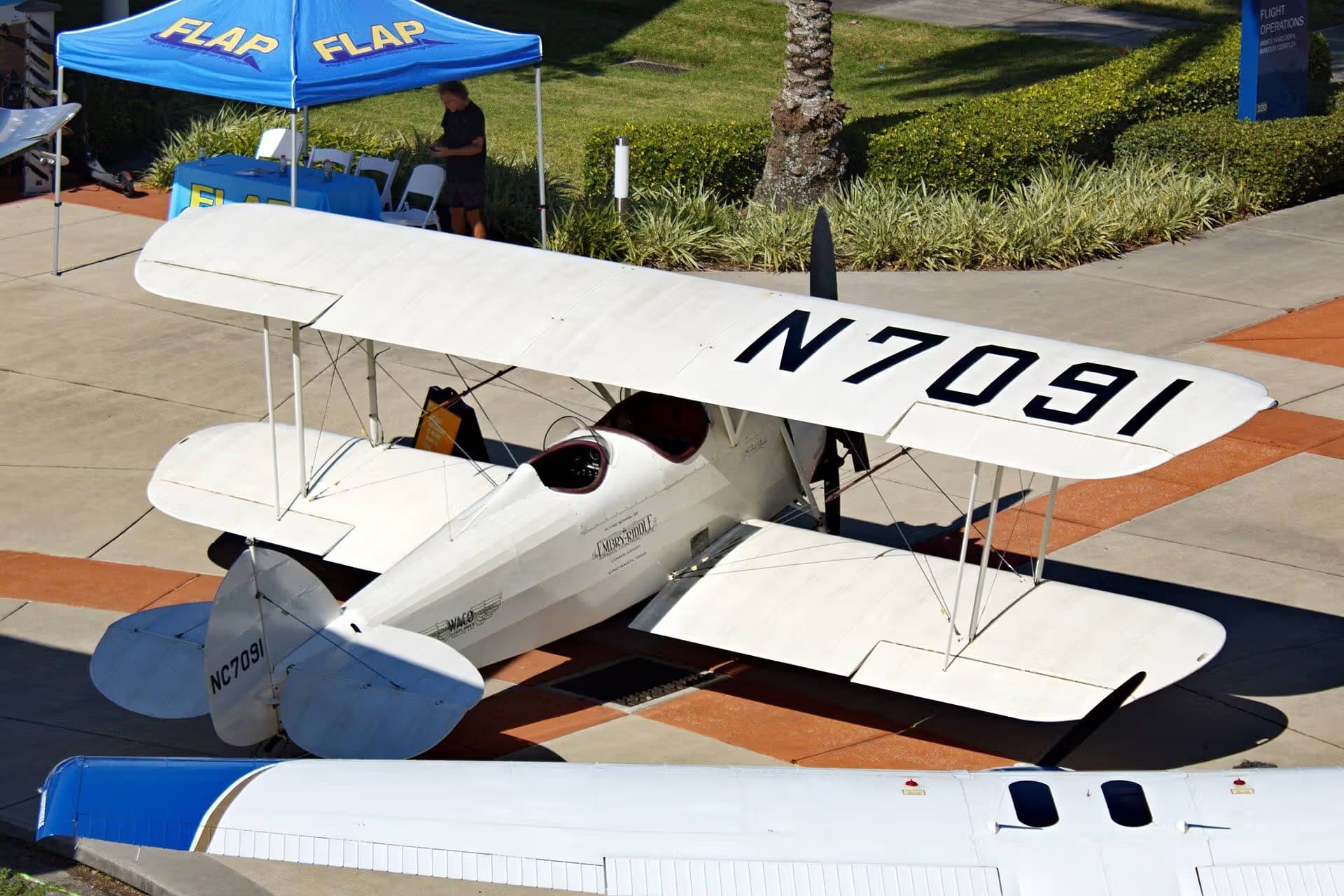 Unidentified — Single-engine aircraft