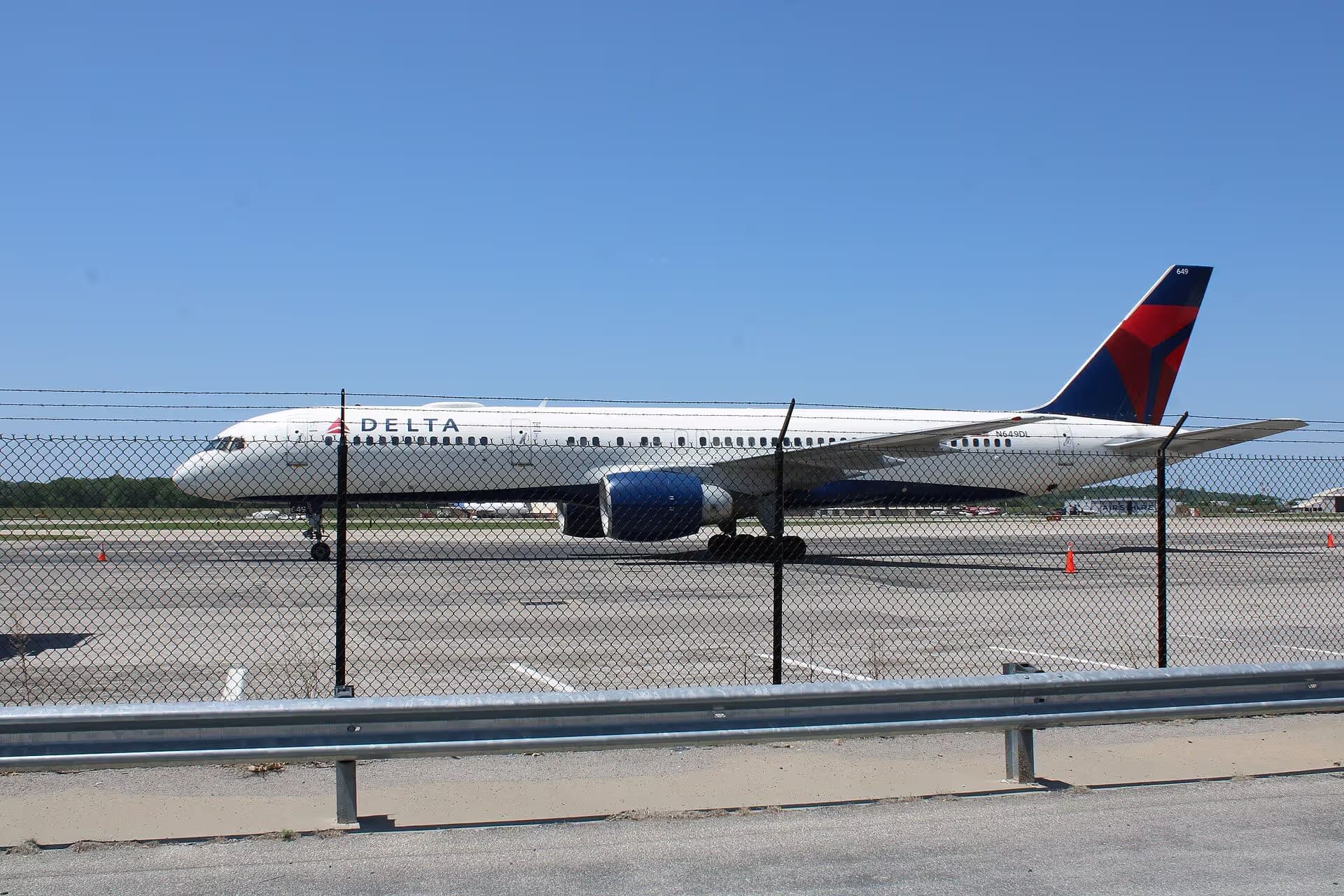 N649DL — Twin-engine aircraft