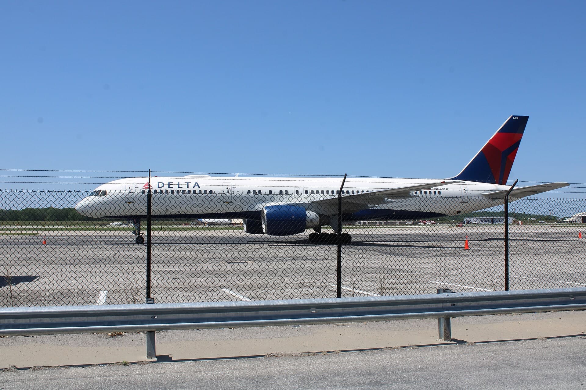 N649DL — Twin-engine aircraft