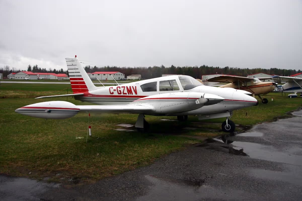 C-GZMV — Twin-engine aircraft