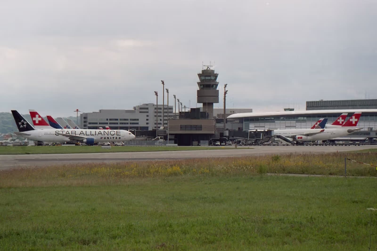 N653UA — Twin-engine aircraft