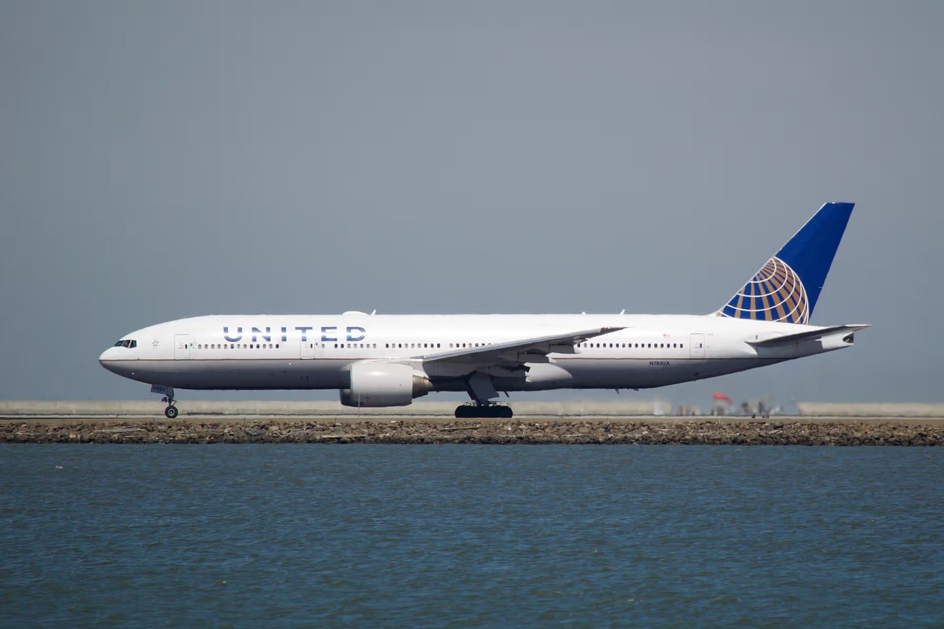 N780UA — Twin-engine aircraft