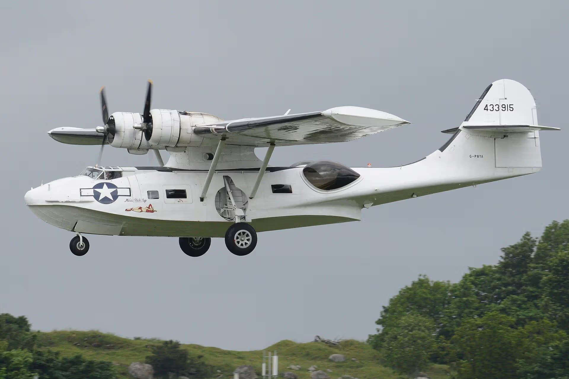 Unidentified — Twin-engine aircraft