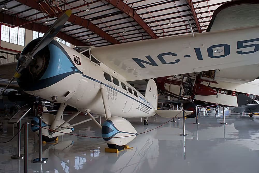 Unidentified — Single-engine aircraft