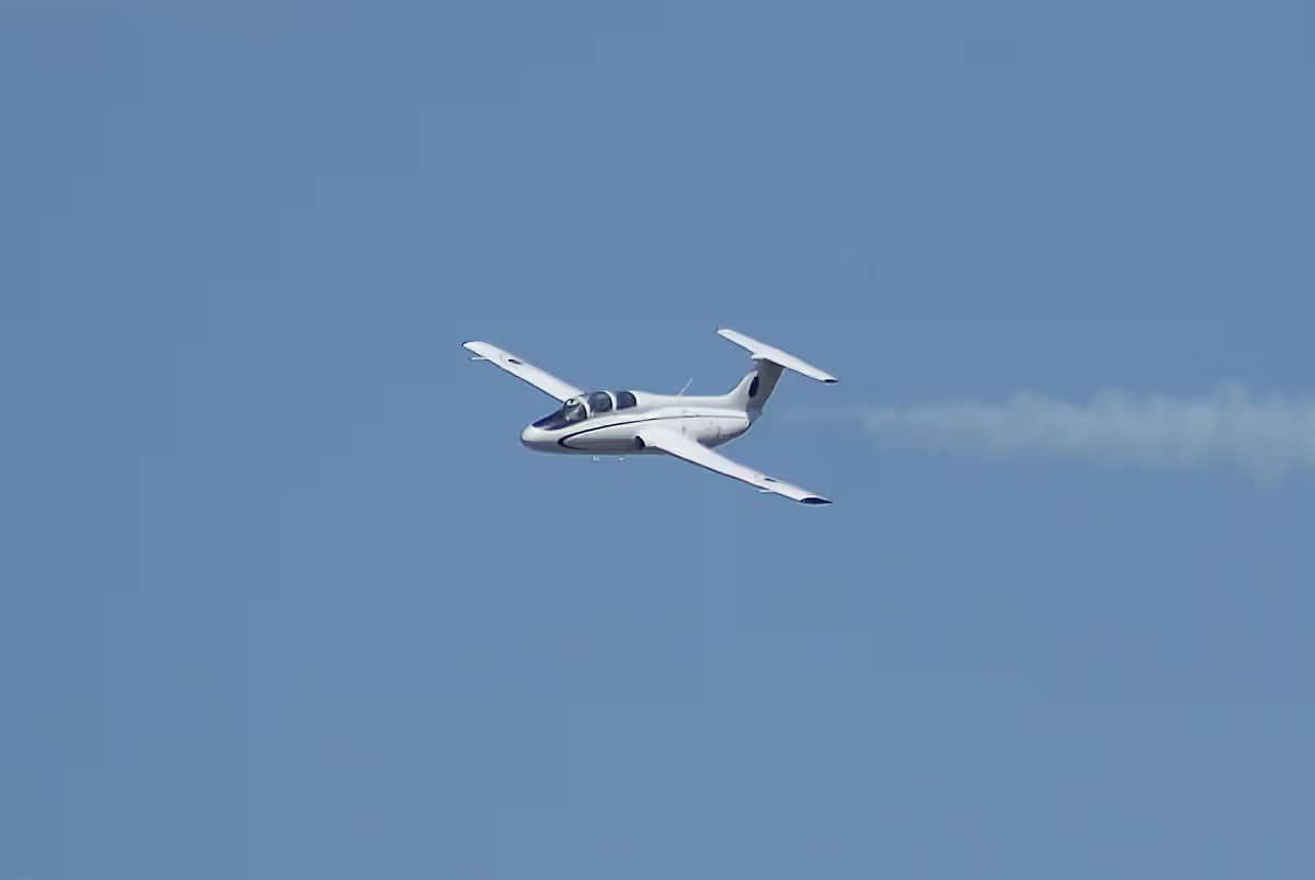 Unidentified — Business jet
