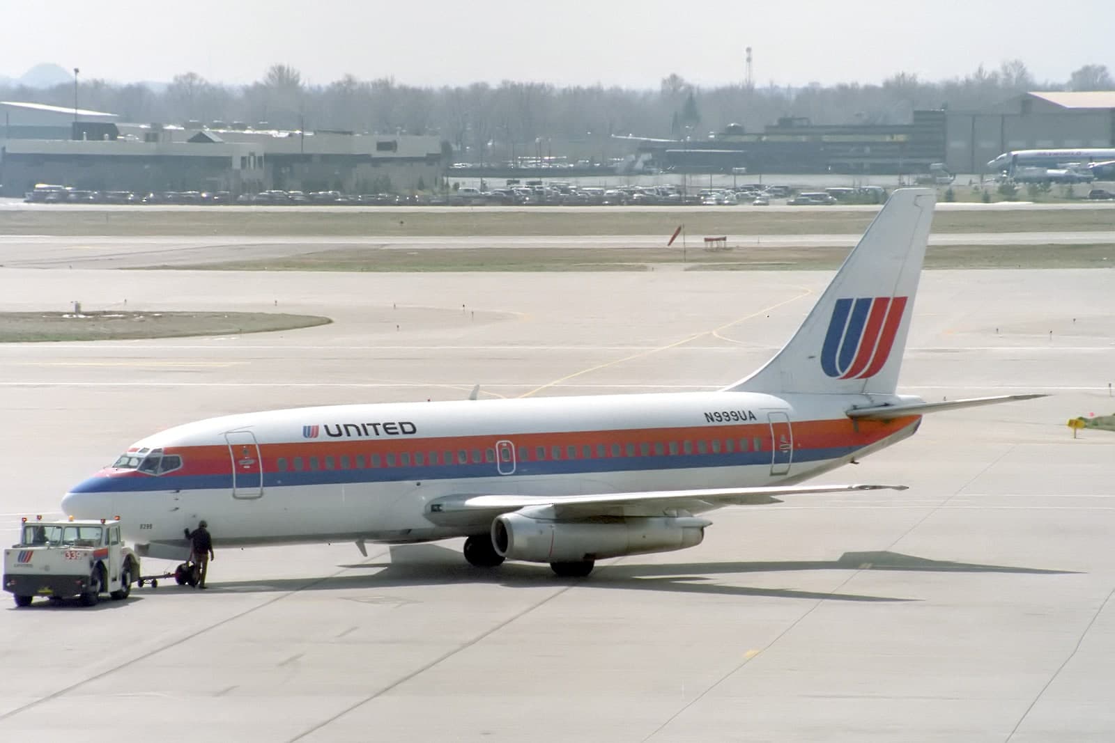 N999UA — Twin-engine aircraft