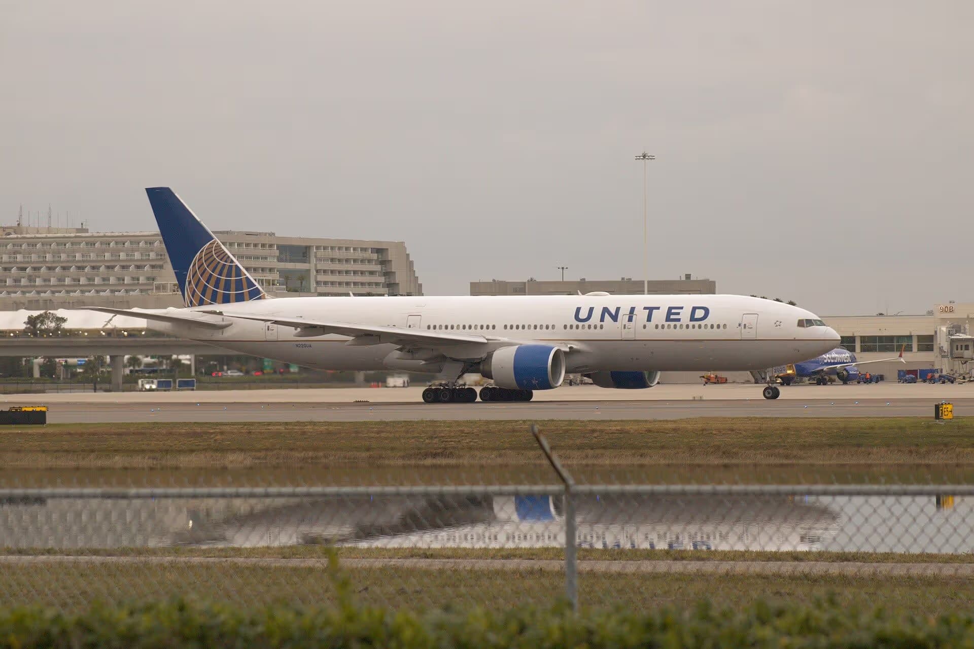 N220UA — Boeing
