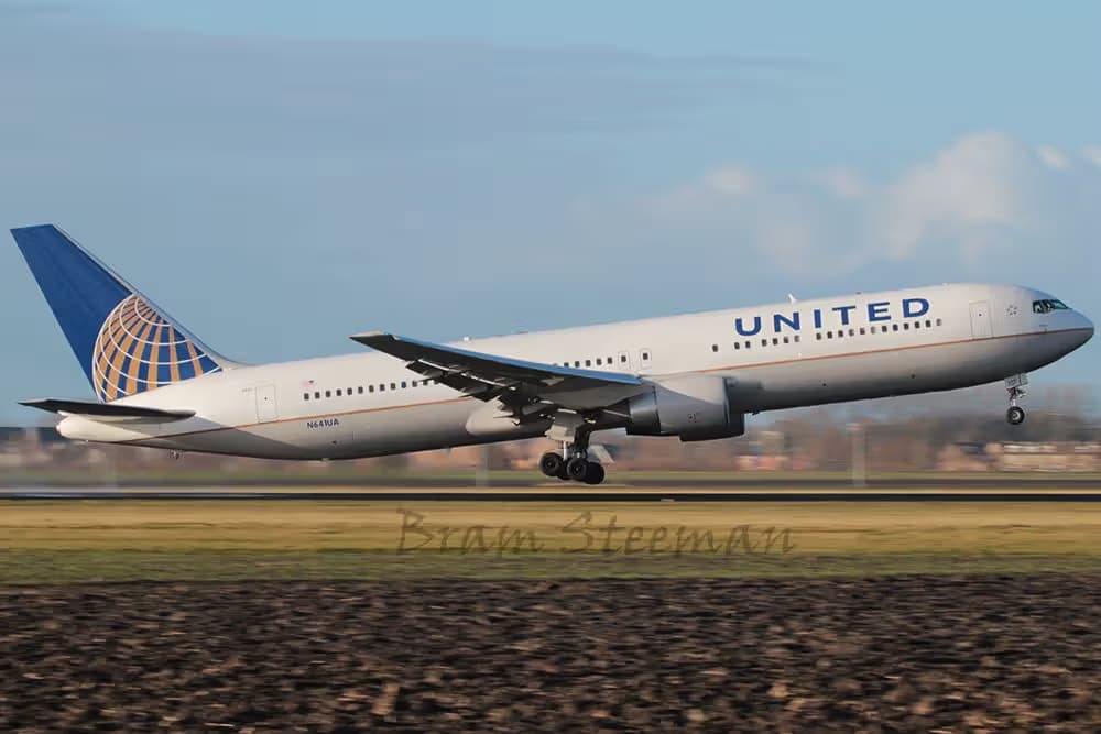 N641UA — Twin-engine aircraft
