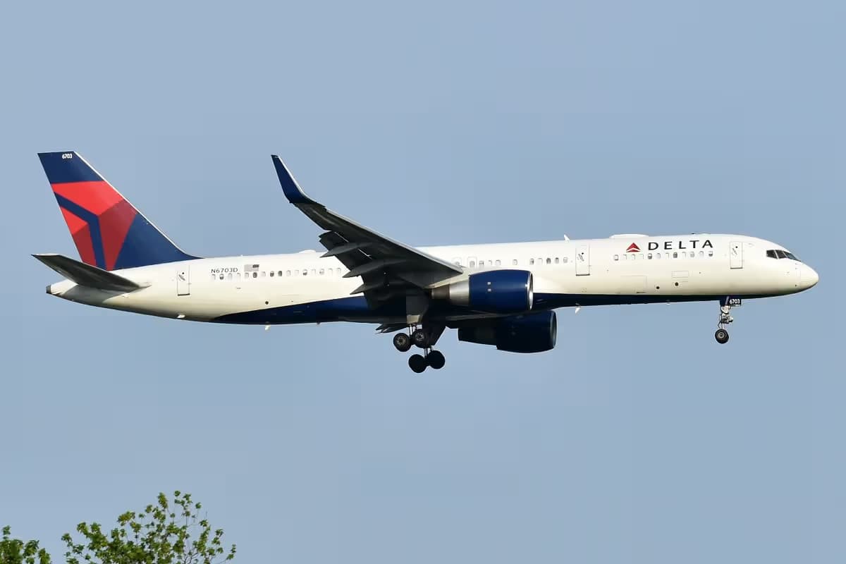 N6703D — Twin-engine aircraft