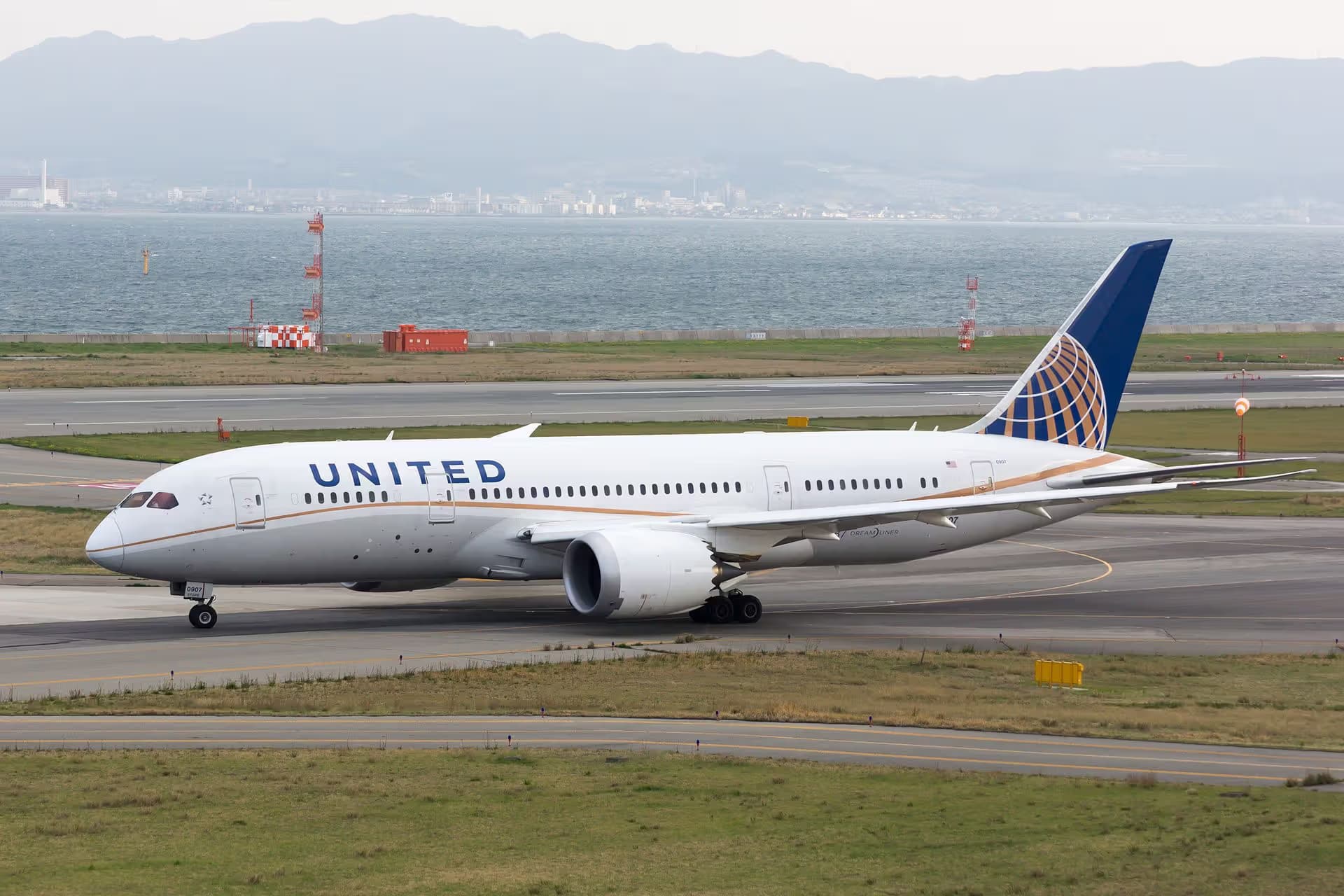 N29907 — Twin-engine aircraft